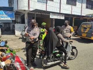 Peduli Terhadap Warganya, Babinsa Koramil Siak Beri Himbauan Protokol Kesehatan di Pasar Kaget 