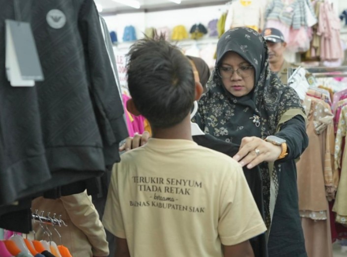 Berbagi Kebahagiaan, Bupati Afni Ajak Anak Yatim Belanja Kebutuhan Lebaran