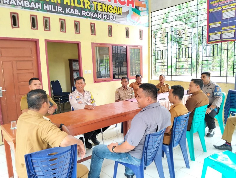 Polsek Rambah Hilir Sambangi Masyarakat Ciptakan Pilkada 2024 yang Damai dan Sejuk