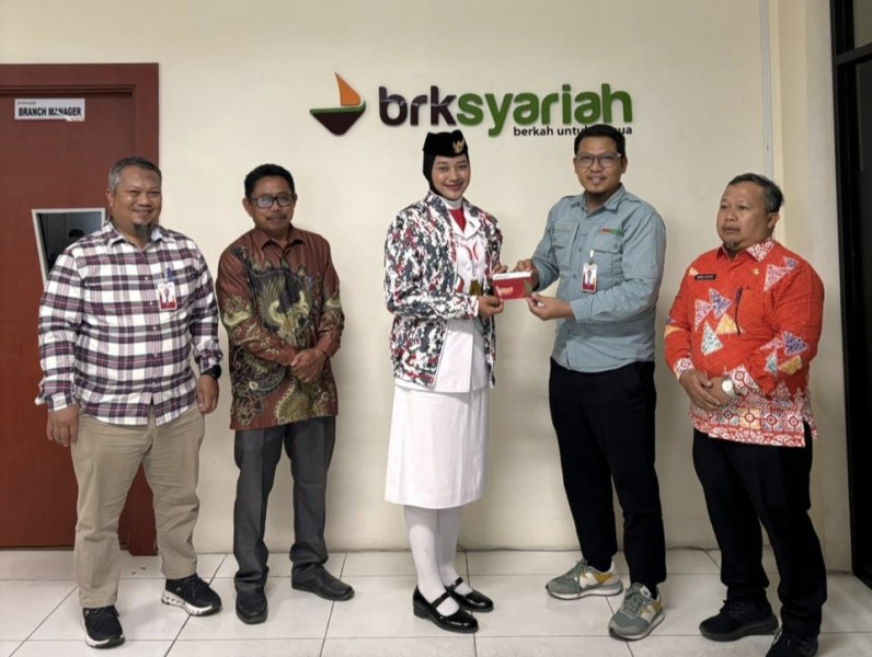 Apresiasi Prestasi Paskibraka Nasional Asal Inhil, BRK Syariah Salurkan Bantuan Biaya Pendidikan