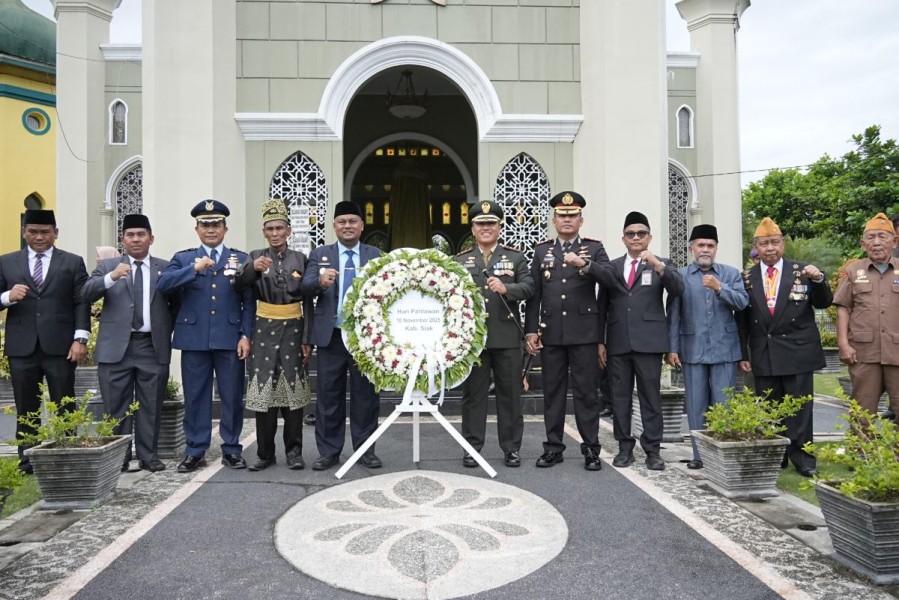 Peringati Hari Pahlawan ke-80, Pemkab Siak Gelar Upacara dan Tabur Bunga di Makam Sultan