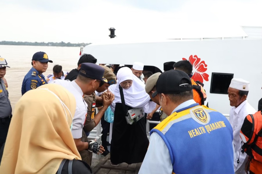 Disambut Wabup Yuliantini, 307 Jamaah Haji Kloter 7 Asal Inhil Tiba di Kampung Halaman