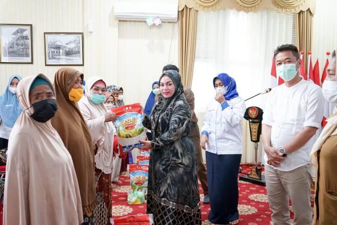  IAI Cabang Rohil Bagikan Paket Sembako Untuk Masyarakat (Dhuafa)