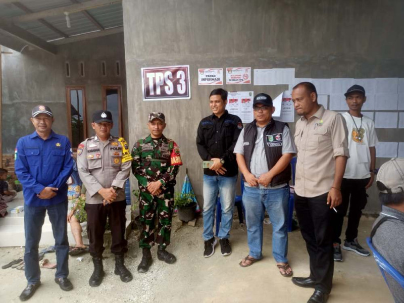Personel Polsek Kandis Kawal Ketat TPS Selama Pemungutan Suara Berlangsung