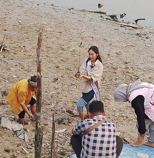 Semangat HNP, PLN NP UP Tenayan Tanam Mangrove Bersama Puteri Indonesia Riau di Taman Okura