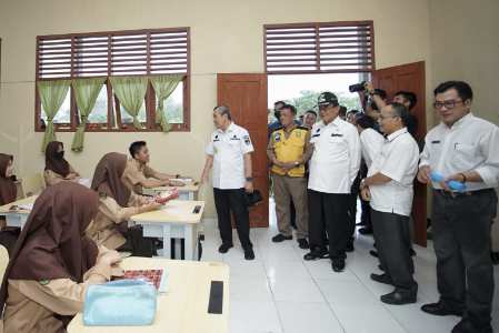 Gubri Tinjau Relokasi Gedung Baru SMAN 1 Tembilahan
