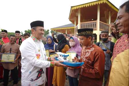 Gubri Syamsuar Serahkan Bantuan Kapal Kepada Dua Kelompok Nelayan