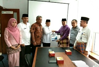 Ketua DPRD Inhil Serahkan Hasil Penetapan Pemenang Pilkada Serentak ke Gubri