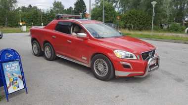 SUV Volvo XC60 Disulap Jadi Pikap Enam Roda
