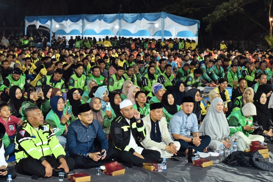 Wako Agung Sahur Bareng dengan Ribuan Driver Ojol Sambil Bagikan Santunan Hingga Sepeda Motor