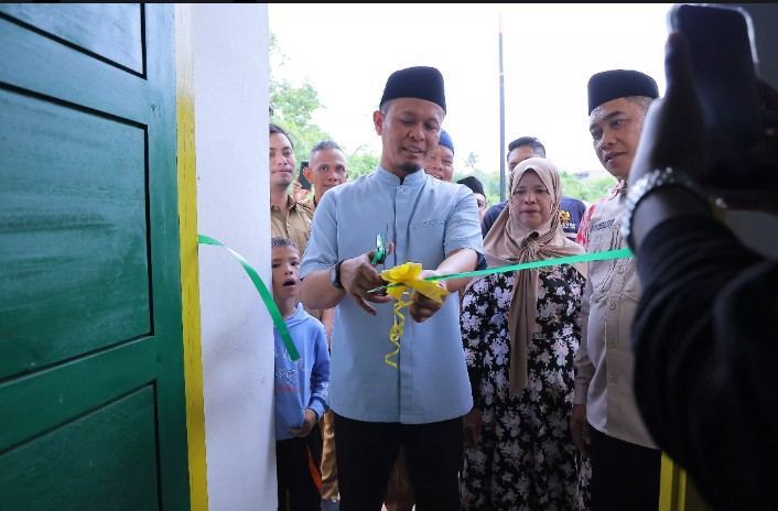 Wako Pekanbaru Agung Serahkan RLH Kepada Warga Kurang Mampu