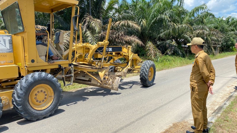 Bupati Minta Gerak Cepat, Camat Sentajo Raya dan PUPR Bersihkan Bahu Jalan