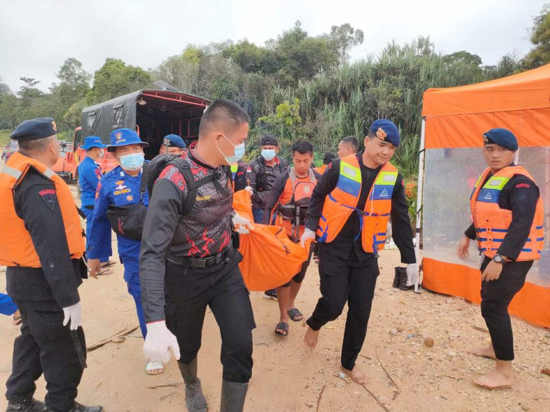 Korban Truk Terjun ke Sungai Kembali Ditemukan, 1 Korban Anak-anak Masih Hilang