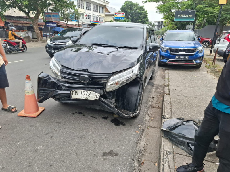 Ditabrak Mobil di Jalan Ahmad Yani, Pengendara Motor Dilarikan ke RS, Begini Kronologisnya