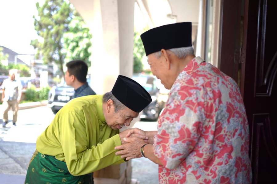 Gubri Syamsuar Sambangi Kediaman Mantan Gubernur Saleh Djasit