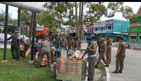 Satpol PP Siak Tertibkan PKL Berjualan di Trotoar Jalan DR. Sutomo 