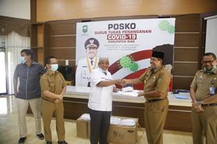 Mantan Bupati Siak Berikan Bantuan APD untuk Tenaga Medis di Siak