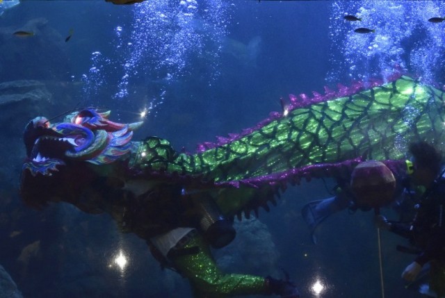 Semarak Imlek di Ancol, Aksi Barongsai dan Bagi Angpao 