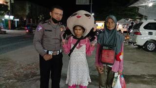 Polisi di Inhu Tanggung Biaya Sekolah Anak yang Ngamen Jadi Badut