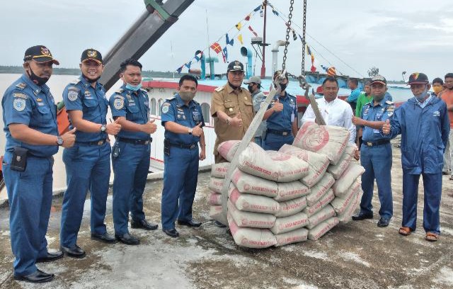 Kedua Kalinya, Wabup SU Saksikan Langsung Bongkar Muat Barang di Pelabuhan Parit 21