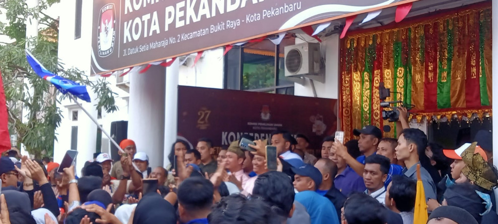 Diantar Ribuan Relawan dan Pendukung, Agung Nugroho - Makarius Anwar Daftar ke KPU