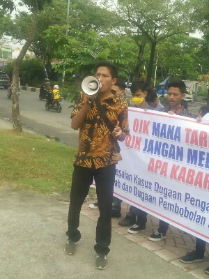 Gelar Aksi di OJK, ini Tuntutan Massa LPMR Terkait Dugaan Pembobolan Dana Nasabah Di BJB