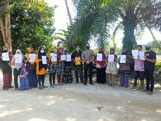 Bhabinkabtimas Inhu Serahkan Akte & KK Secara Gratis kepada Warga