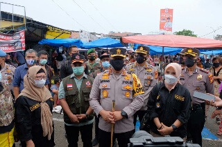 Tinjau Posko PPKM Pasar Cik Puan, Kapolda Riau Ajak Semua Pihak Bangun Gerakkan Ekonomi