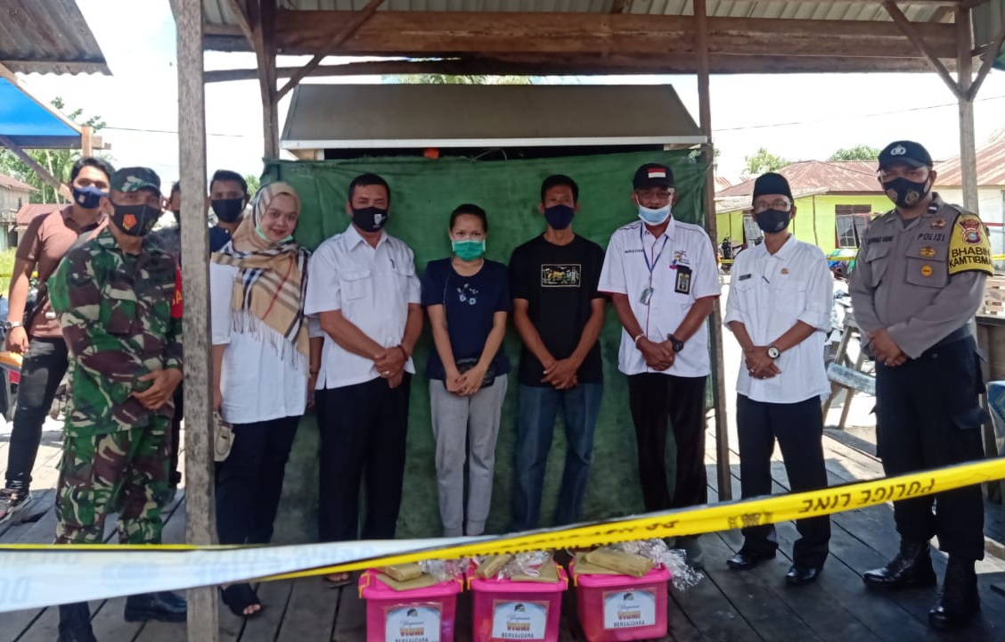 Yayasan Vioni Bersaudara Serahkan Bantuan bagi Korban Kebakaran di Tembilahan Hulu