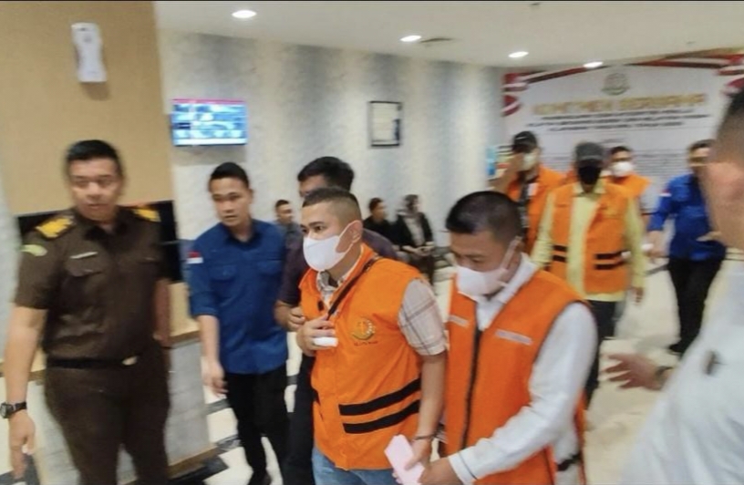 Drama di Kejati Riau: 8 Tersangka Kasus Dana PI Ditahan, Komisaris Utama SPRH Pingsan Saat Akan Ditahan