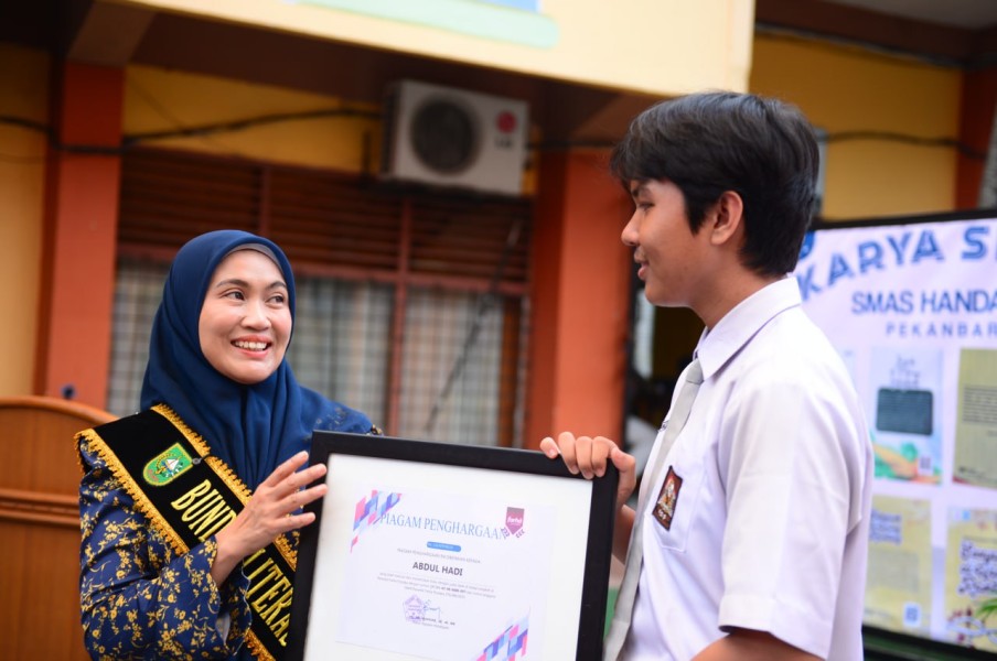 Satu Panggung, Dua Generasi: Bunda Literasi Riau dan Abdul Hadi Berbagi Inspirasi Dari Dunia Kata