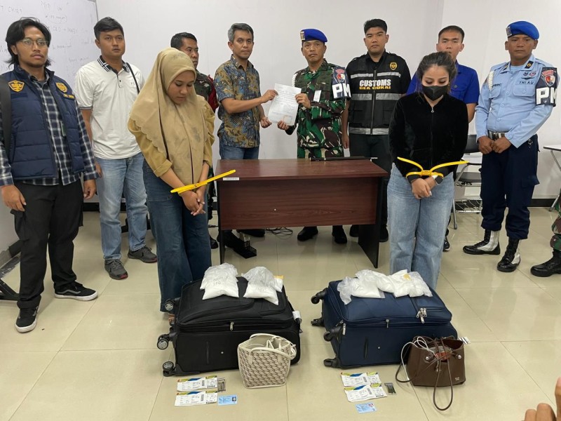 Dua Wanita Ditangkap karena Edarkan Sabu Lintas Provinsi Melalui Bandara Pekanbaru