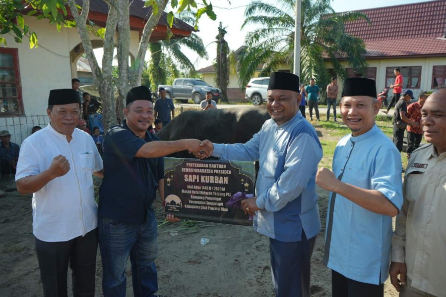 Wabup Siak Syamsurizal Serahkan Satu Ekor Sapi Qurban untuk Warga Tanjung Pal Sungai Apit