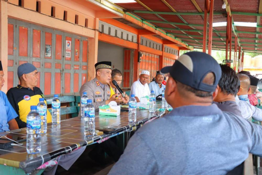 Sebelum Salat Jumat, Kapolres Rohil Sempat kan Temui Warga Sampaikan Pesan Pemilu Damai 2024