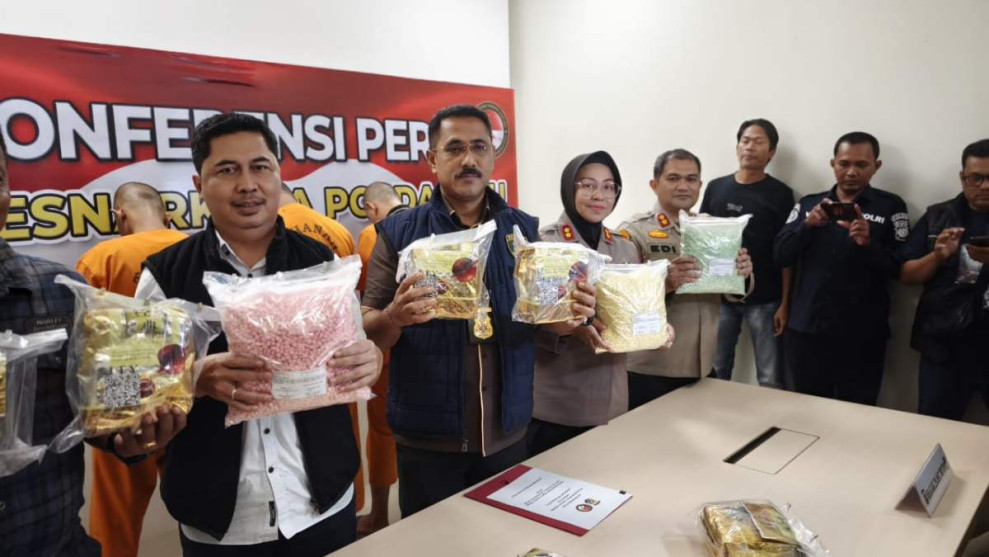 Polda Riau Amankan 10 Bungkus Besar Sabu dan 30 Ribu Pil Ekstasi dari Jaringan Internasional