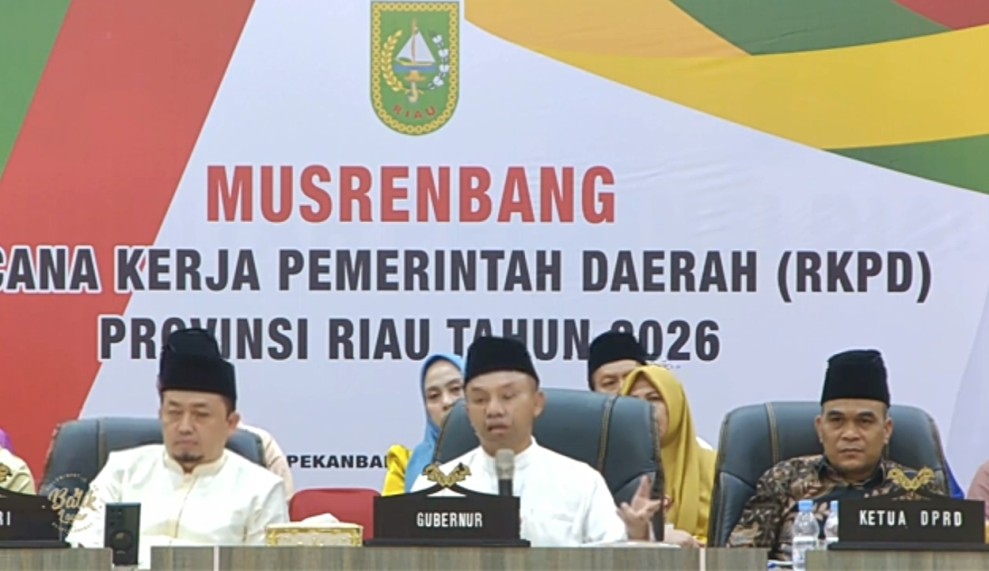 DPRD Sorot Jalan Rusak, Begini Tanggapan Gubri Wahid Soal Prioritas Program 2025