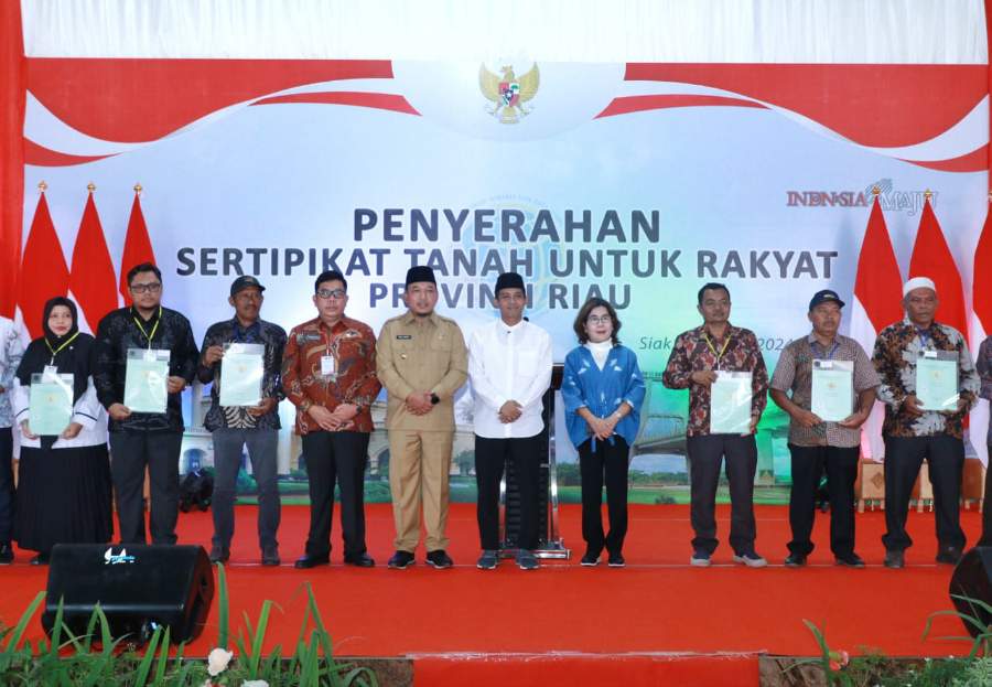 Sejumlah Warga Kandis Terima Sertifikat PTSL dari Kementerian ATR/BPN