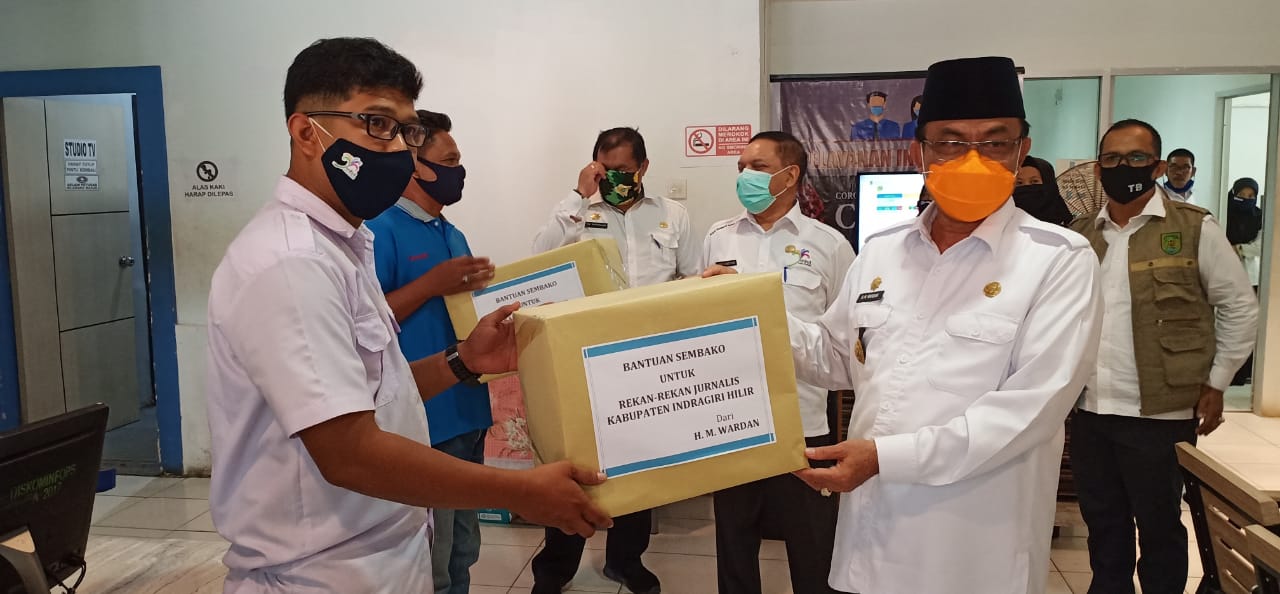 Bupati Wardan Serahkan Bantuan Sembako bagi Jurnalis di Inhil
