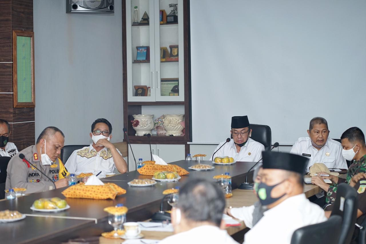 Bupati Wardan didampingi Wabup SU Pimpin Rapat Bahas Penyebaran Covid-19 di Inhil