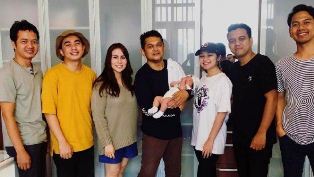 Unggah Foto Bareng Momo, Roby Geisha: Pertanyaan Kalian Akan Kami Jawab dengan Karya