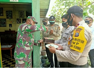 HUT ke 75, Bhabinsa Suapkan Kue ke Kapolsek 
