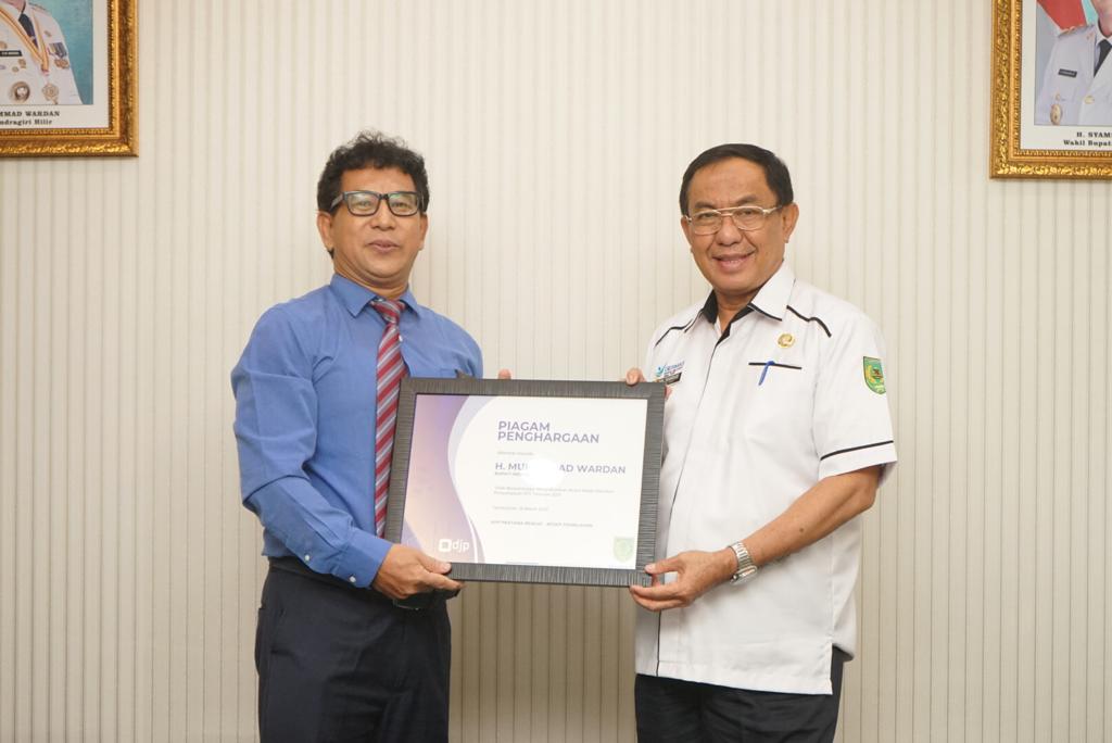 Bupati Inhil Terima Penghargaan Pekan Panutan Penyampaian SPT 2021