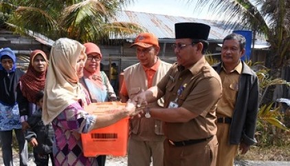 Plt Sekda Serahkan Bantuan 
