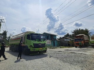 Warga Hadang Mobil Bertonase Lebih yang Melintas Kota Air Molek