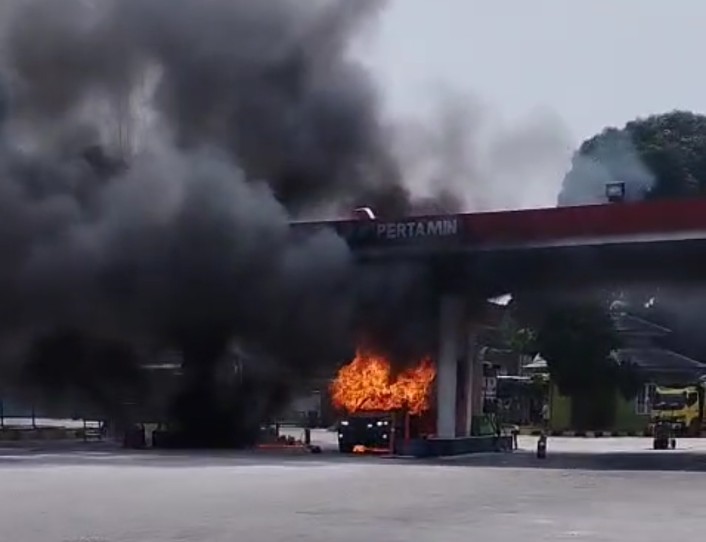 Pengemudi Main HP Saat Isi BBM, SPBU di Pelalawan Terbakar Hanguskan 2 Pompa dan 1 Mobil