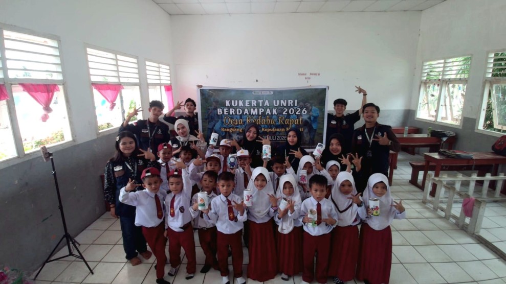 Mahasiswa KUKERTA Unri BERDAMPAK 2026 Gelar Sosialisasi Menabung Sejak Dini dan Mewarnai Celengan Bersama Siswa SD Negeri 9 Kedabu Rapat
