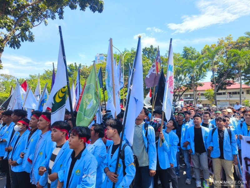 Aksi Damai Mahasiswa UNRI di Kantor Gubernur Riau, Kibarkan Bendera One Piece Tuntut Beasiswa