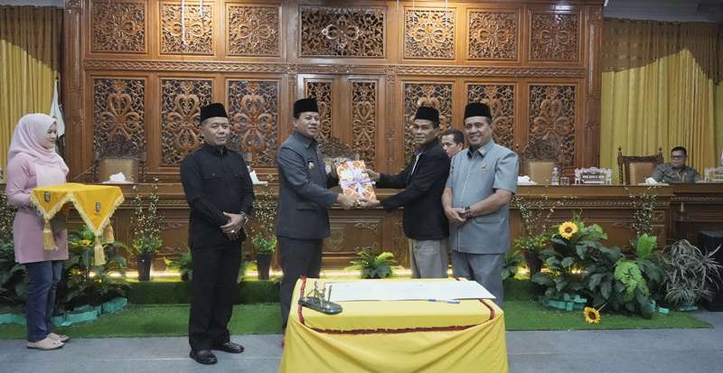 Di Penghujung Tahun, DPRD Kuansing Sahkan Perda Restribusi Pajak Daerah