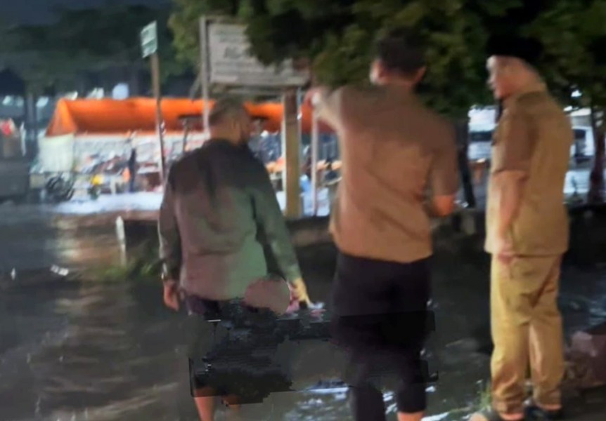 Hujan-hujanan Tinjau Lokasi Banjir, Wako Pekanbaru Minta Drainase Dinormalisasi