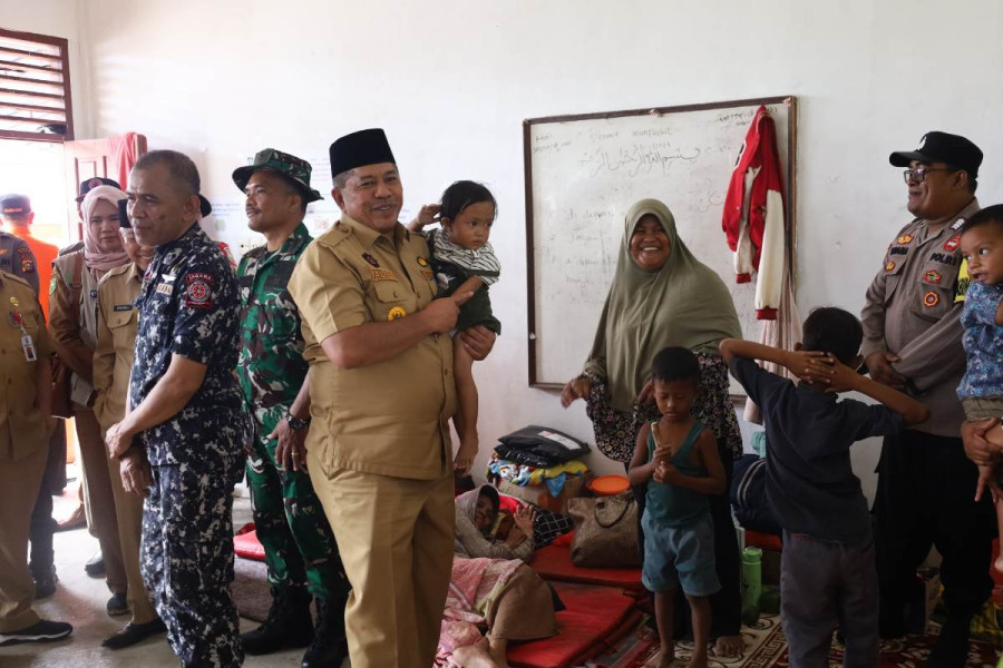 Salurkan Bantuan, Bupati Siak Alfedri Bupati Temui Warga Terdampak Banjir